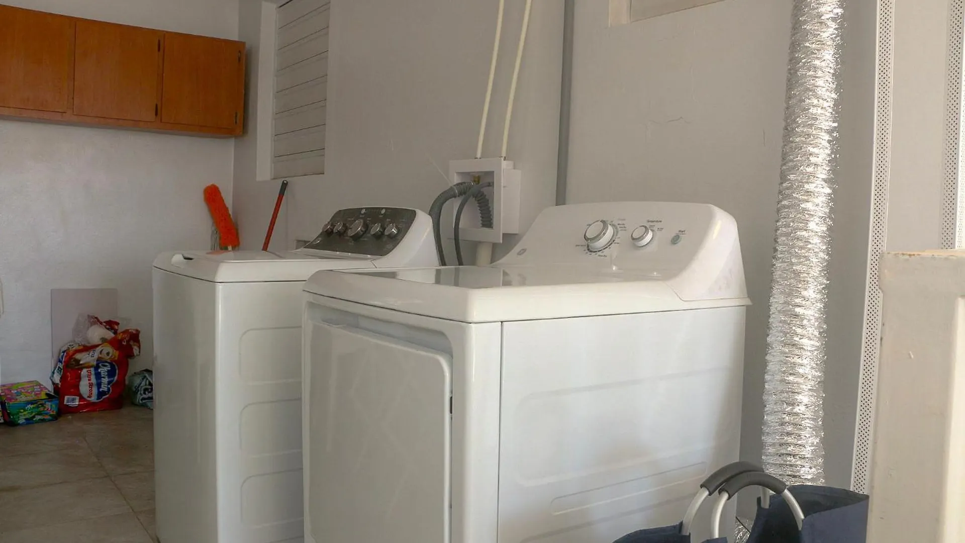 Large Group Stay For 15 Guests Near Beaches & Airport Carolina